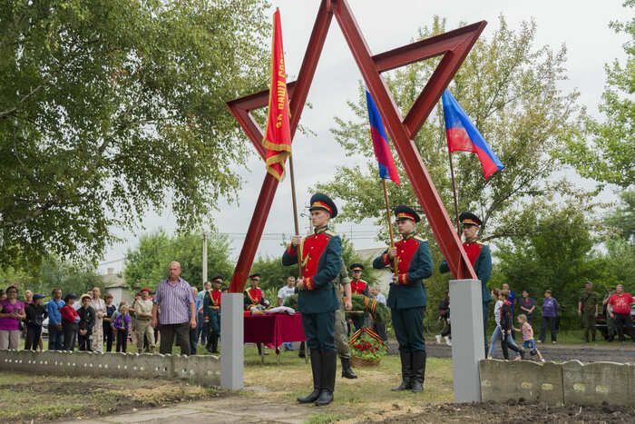 Луганські окупанти провели посвяту маленьких дітей до лав “Юнармії”