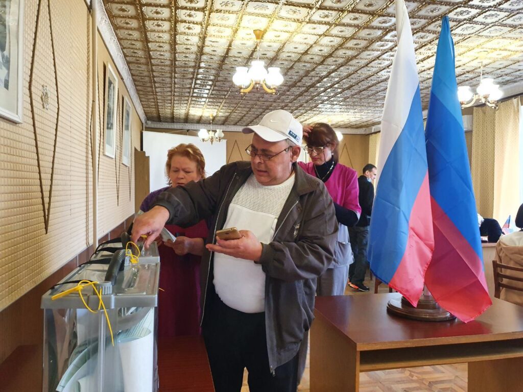 Голосування в автобусі, розірваний паспорт та автопробіг. Як “ЛНР” проводить псевдореферендум