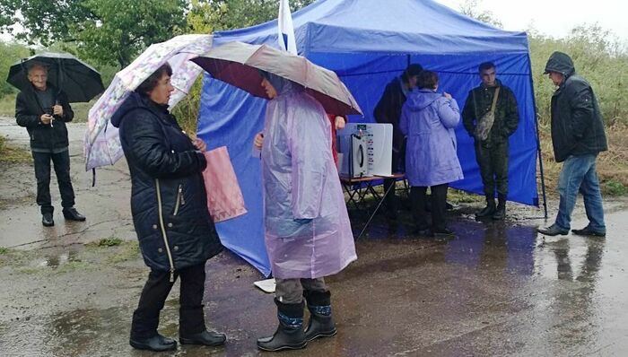Голосування в автобусі, розірваний паспорт та автопробіг. Як “ЛНР” проводить псевдореферендум