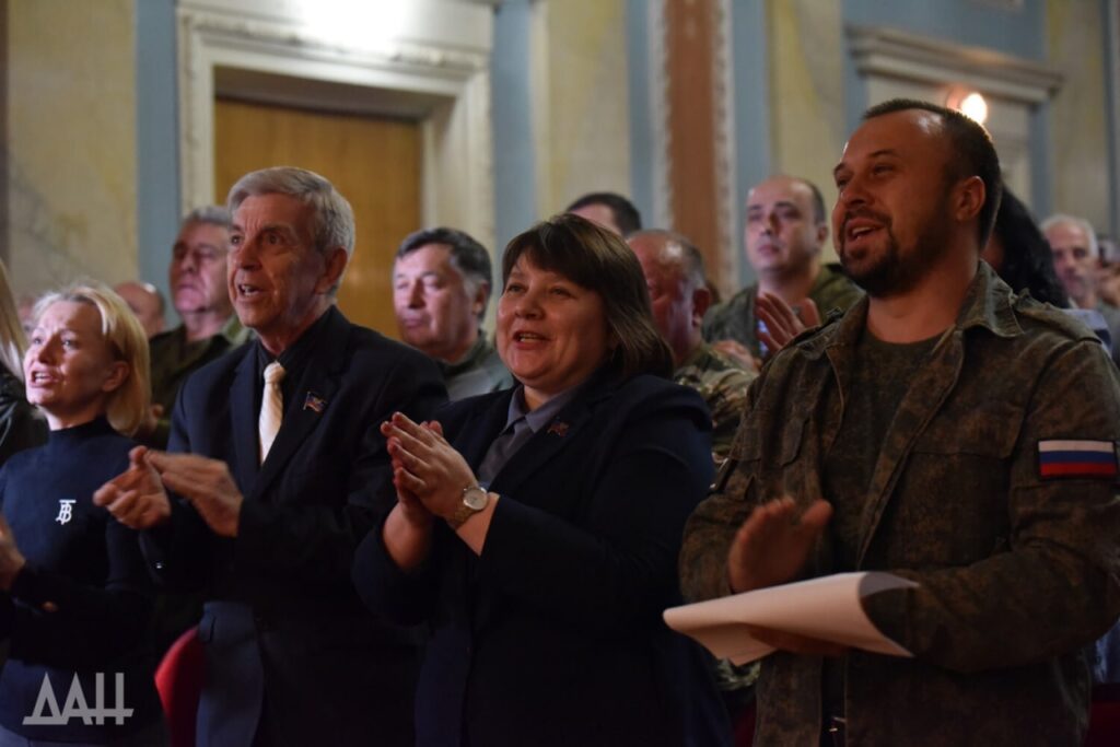 У Донецьку з прийняття “закону про референдум” зробили ціле шоу у радянських традиціях