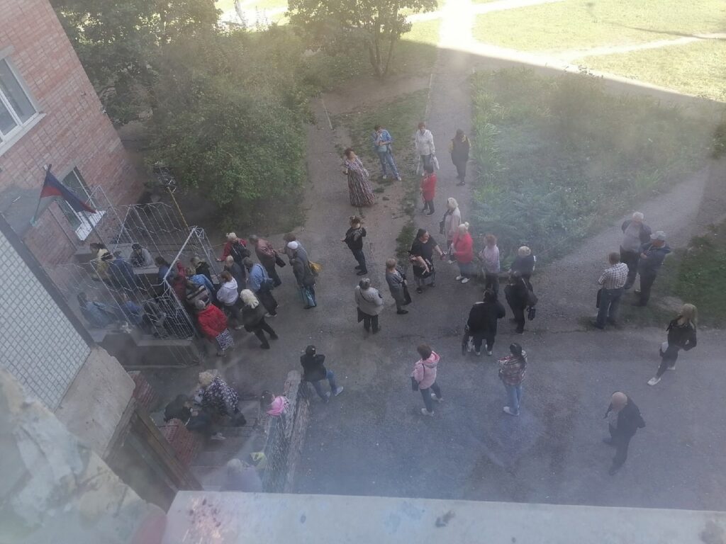 Порожні банкомати та черги біля відділень. В Луганську через проблеми із зняттям готівки виникають бійки