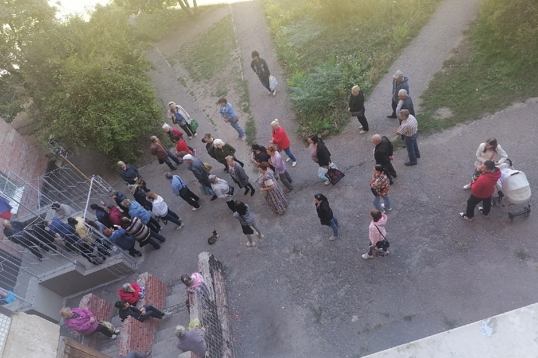 Порожні банкомати та черги біля відділень. В Луганську через проблеми із зняттям готівки виникають бійки