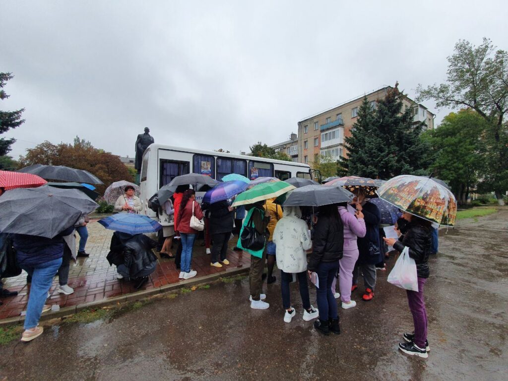 Голосування в автобусі, розірваний паспорт та автопробіг. Як “ЛНР” проводить псевдореферендум