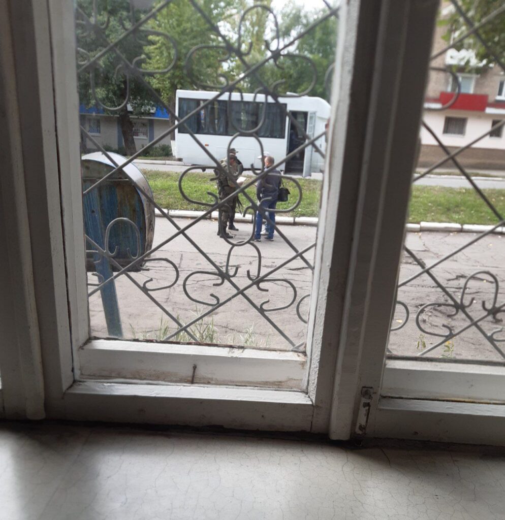 Примусова мобілізація. Чоловік в окупваному Антрациті спробував поскаржитися на “військових комісарів”