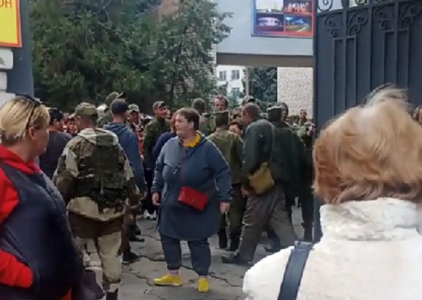 У Луганську мобілізовані та їх родини влаштували бунт. Їх розганяли кийками