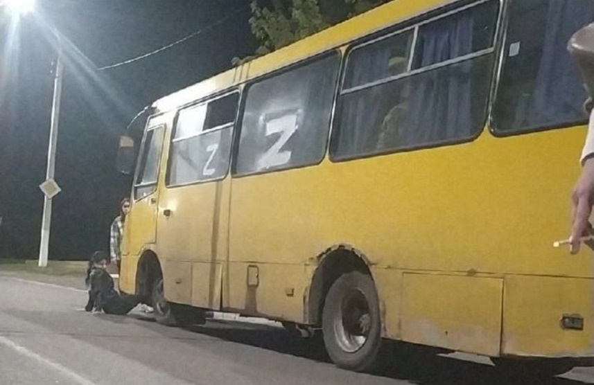 В &#8220;ЛНР&#8221; жінка кидалася під автобус, аби її чоловіка не &#8220;мобілізували&#8221; прямо з вулиці