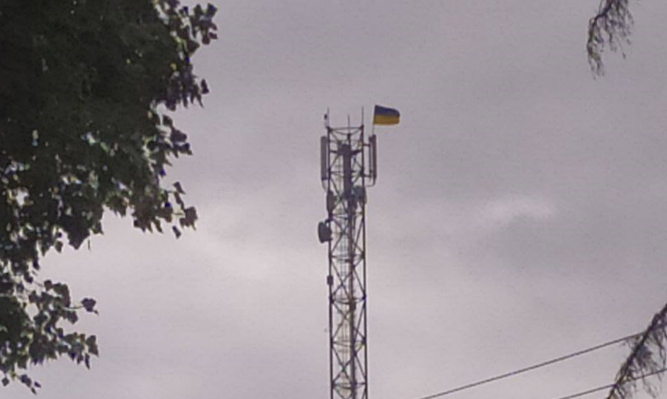 На Сватівщині партизани повісили на вишку український прапор