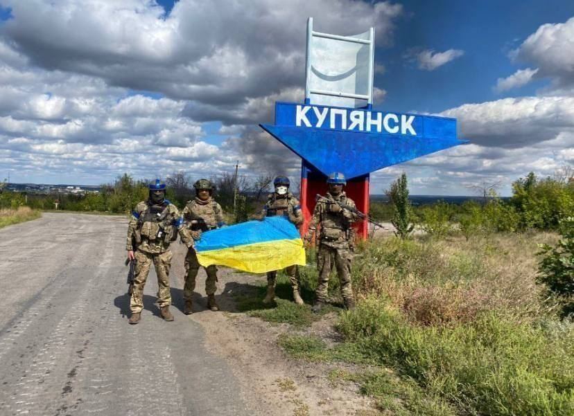 Українські військові сфотографувалися біля стели на в’їзді у Куп’янськ