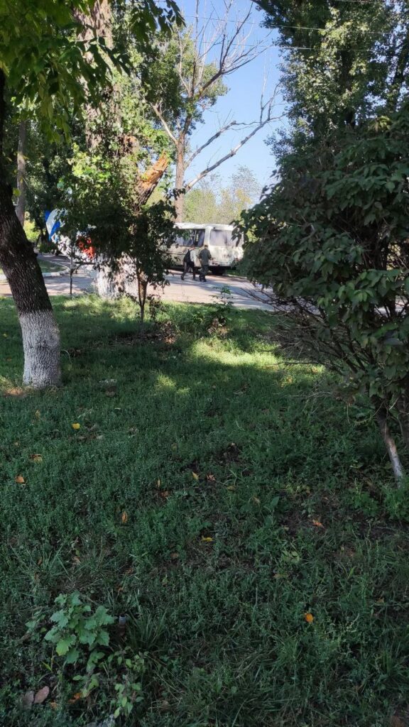 В Луганську орудують “грибники”. Місцеві жителі продовжують знімати примусову мобілізацію