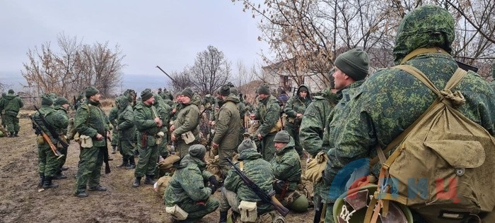 В Луганську триває примусова мобілізація. Місцеві жителі публікують відео затримань
