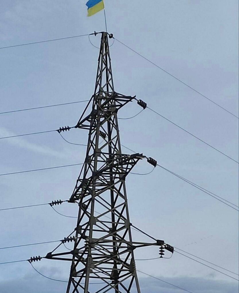 Над селищем Піщане на Луганщині сфотографували український прапор