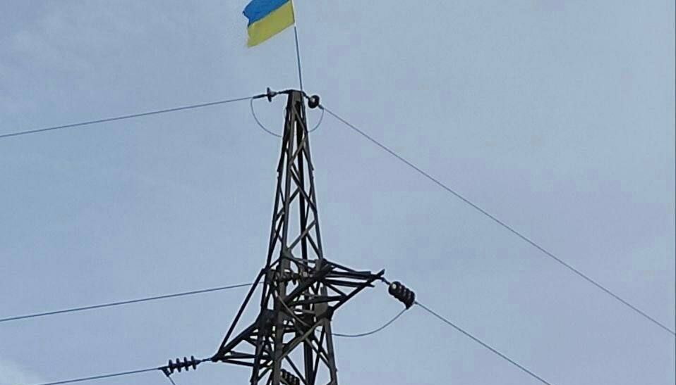 Над селищем Піщане на Луганщині сфотографували український прапор