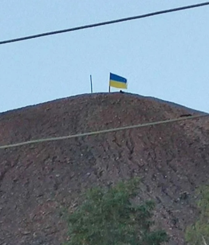 Прапор на териконі. В Ровеньках сфотографували діяльність партизан