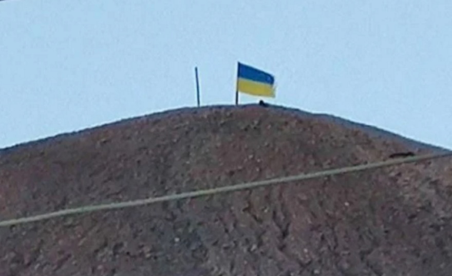 Прапор на териконі. В Ровеньках сфотографували діяльність партизан