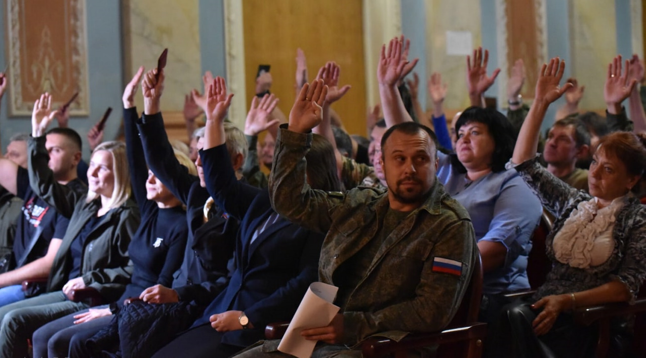 У Донецьку з прийняття “закону про референдум” зробили ціле шоу у радянських традиціях