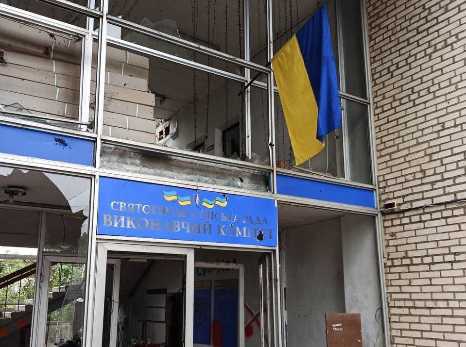 На будівлі міської ради Святогірська — український прапор