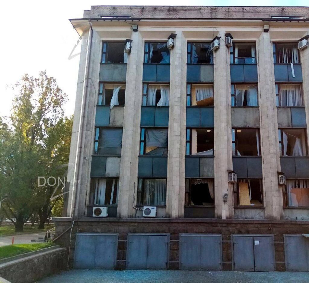 У Донецьку обстріляли “мерію”. Окупанти публікують фотографії з вибитими вікнами