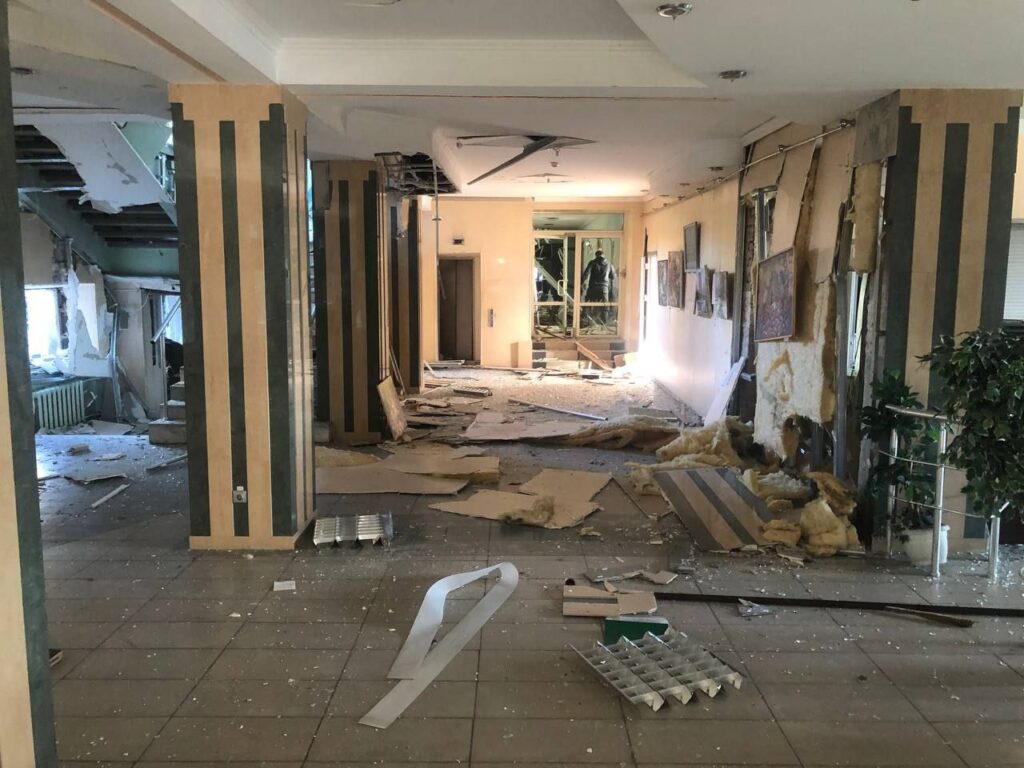 У Донецьку обстріляли “мерію”. Окупанти публікують фотографії з вибитими вікнами