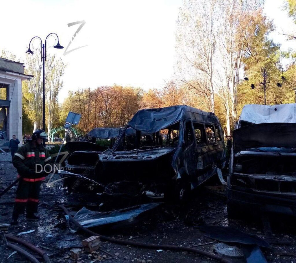 У Донецьку обстріляли “мерію”. Окупанти публікують фотографії з вибитими вікнами