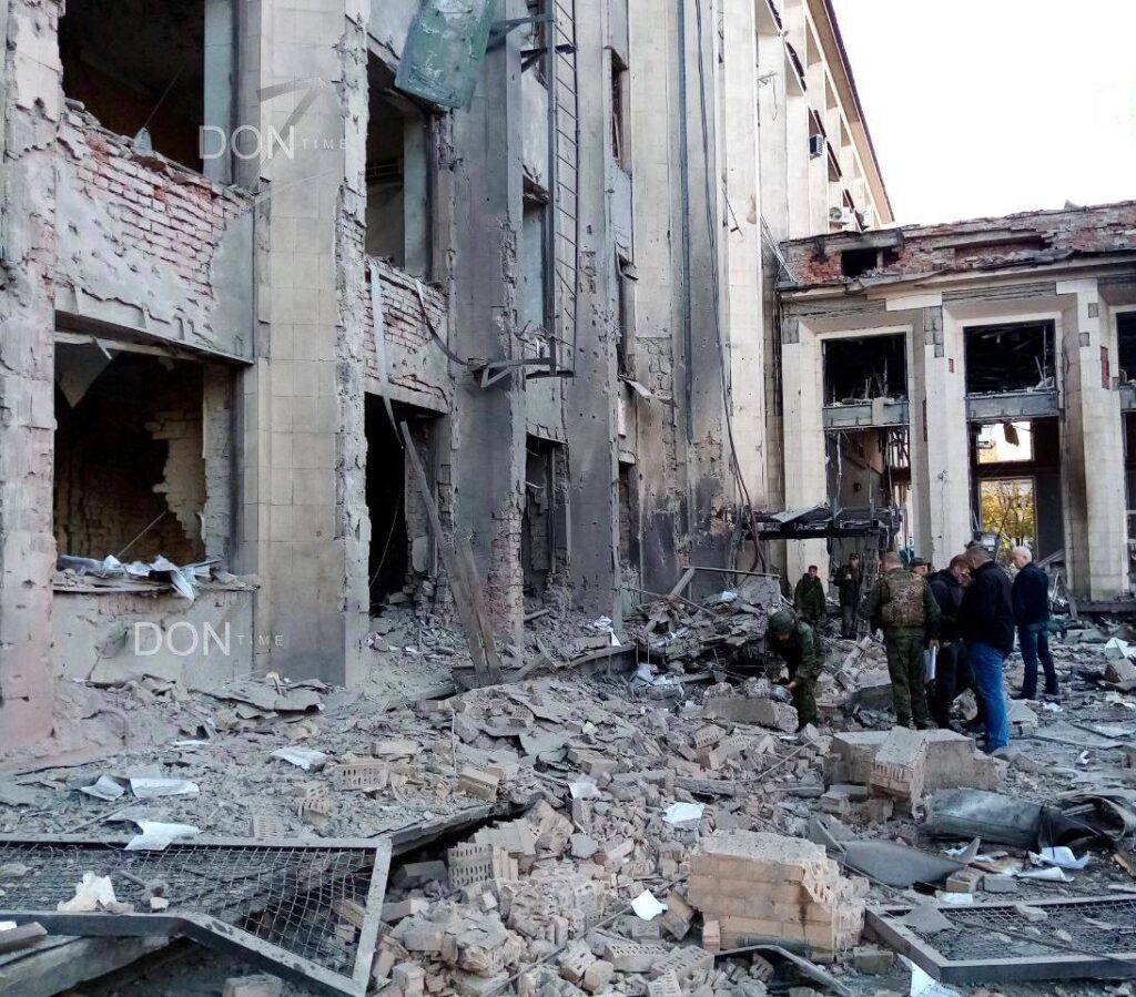 У Донецьку обстріляли “мерію”. Окупанти публікують фотографії з вибитими вікнами