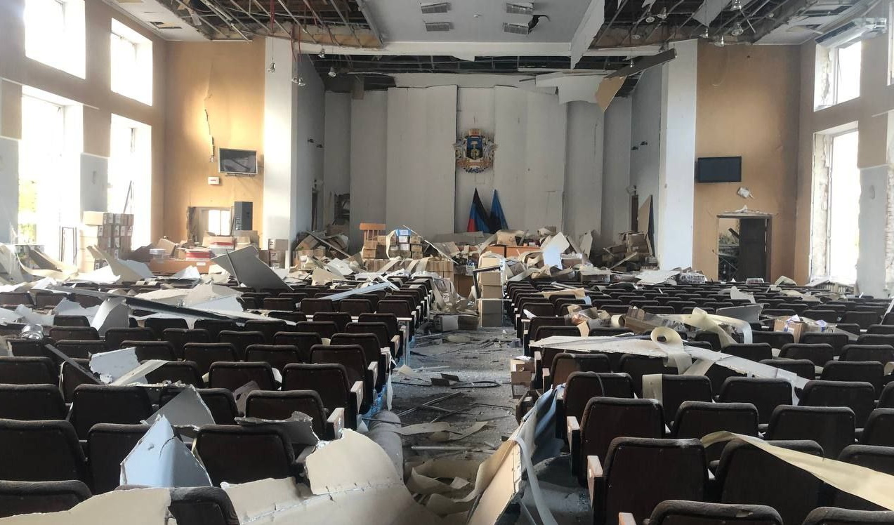 У Донецьку обстріляли “мерію”. Окупанти публікують фотографії з вибитими вікнами