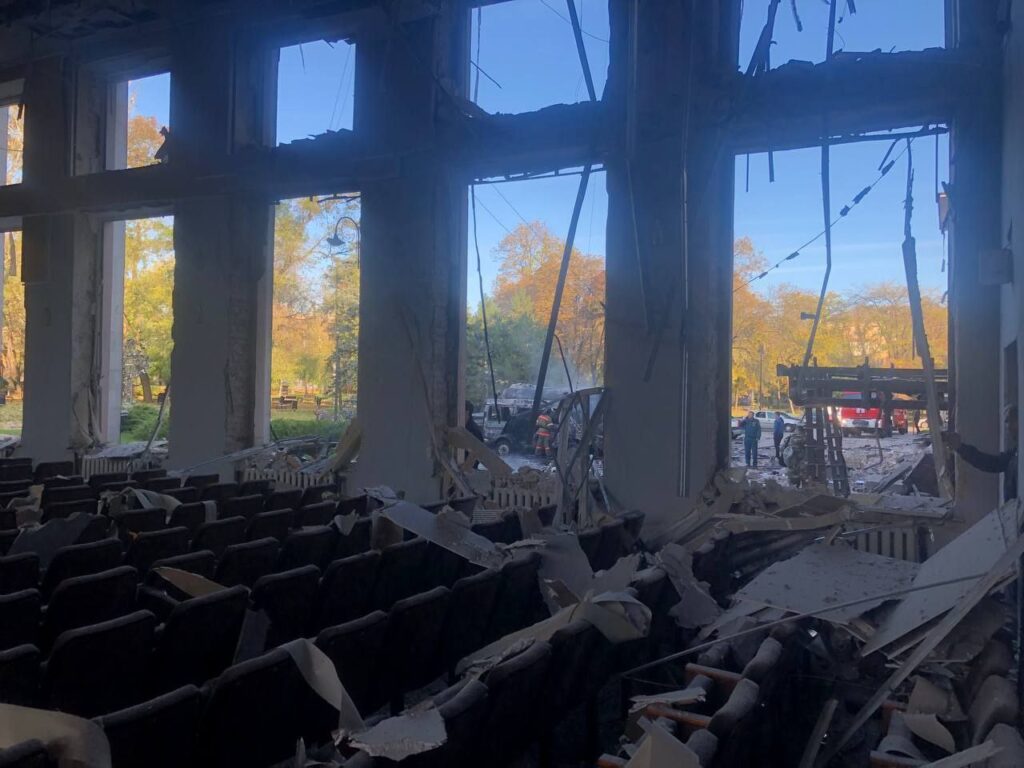 У Донецьку обстріляли “мерію”. Окупанти публікують фотографії з вибитими вікнами