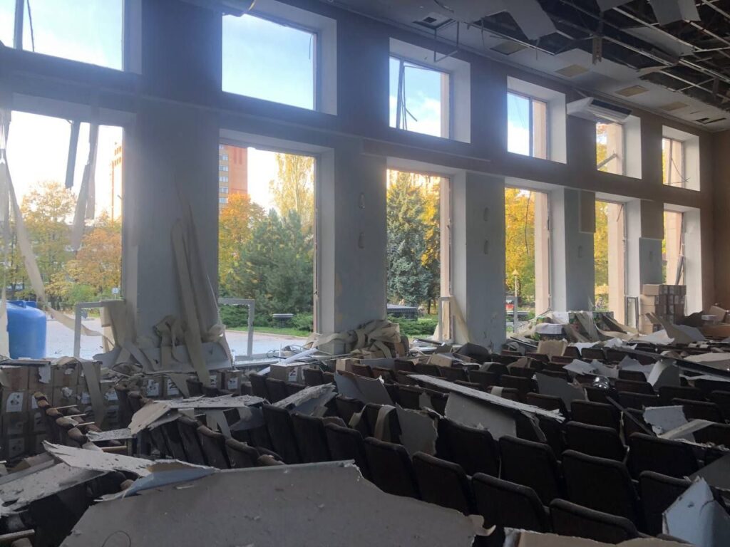 У Донецьку обстріляли “мерію”. Окупанти публікують фотографії з вибитими вікнами