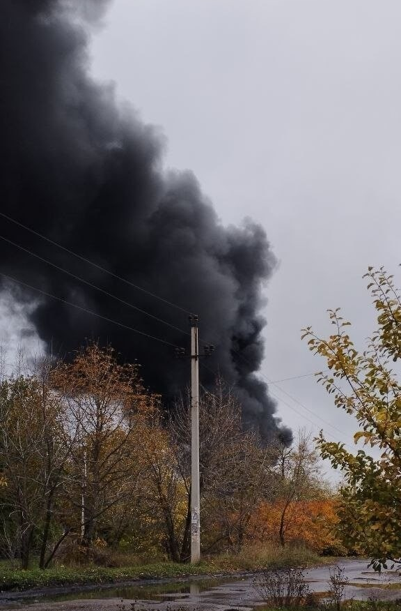 В окупованому Шахтарську знову горить російське пальне. На цей раз спалахнули багатотонні баки