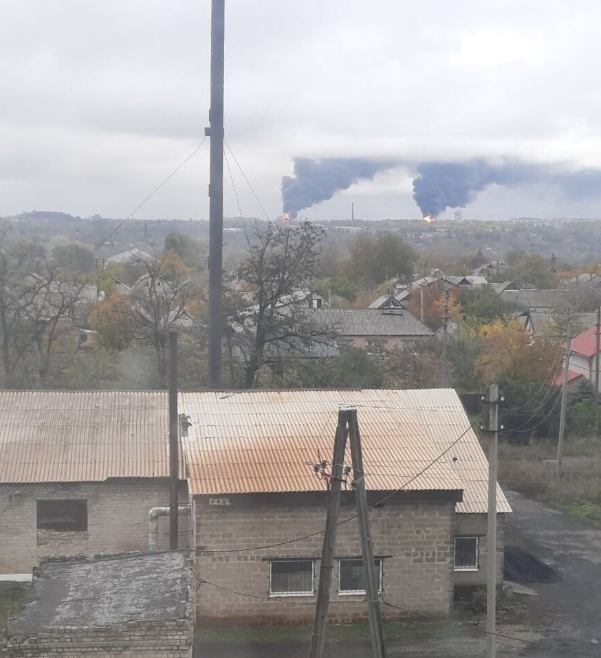 В окупованому Шахтарську знову горить російське пальне. На цей раз спалахнули багатотонні баки