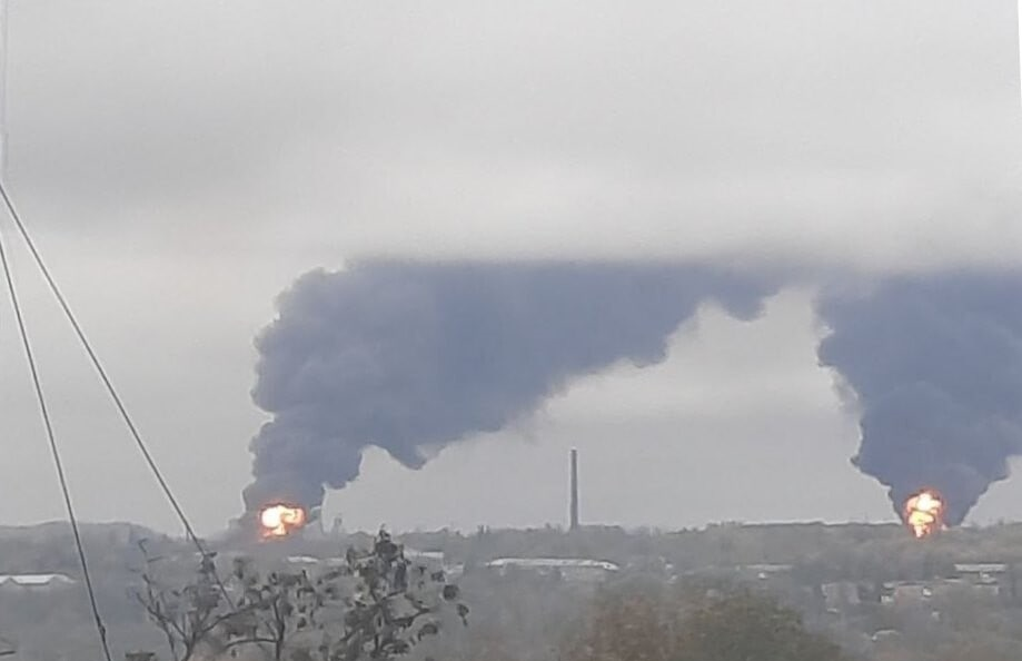 В окупованому Шахтарську знову горить російське пальне. На цей раз спалахнули багатотонні баки