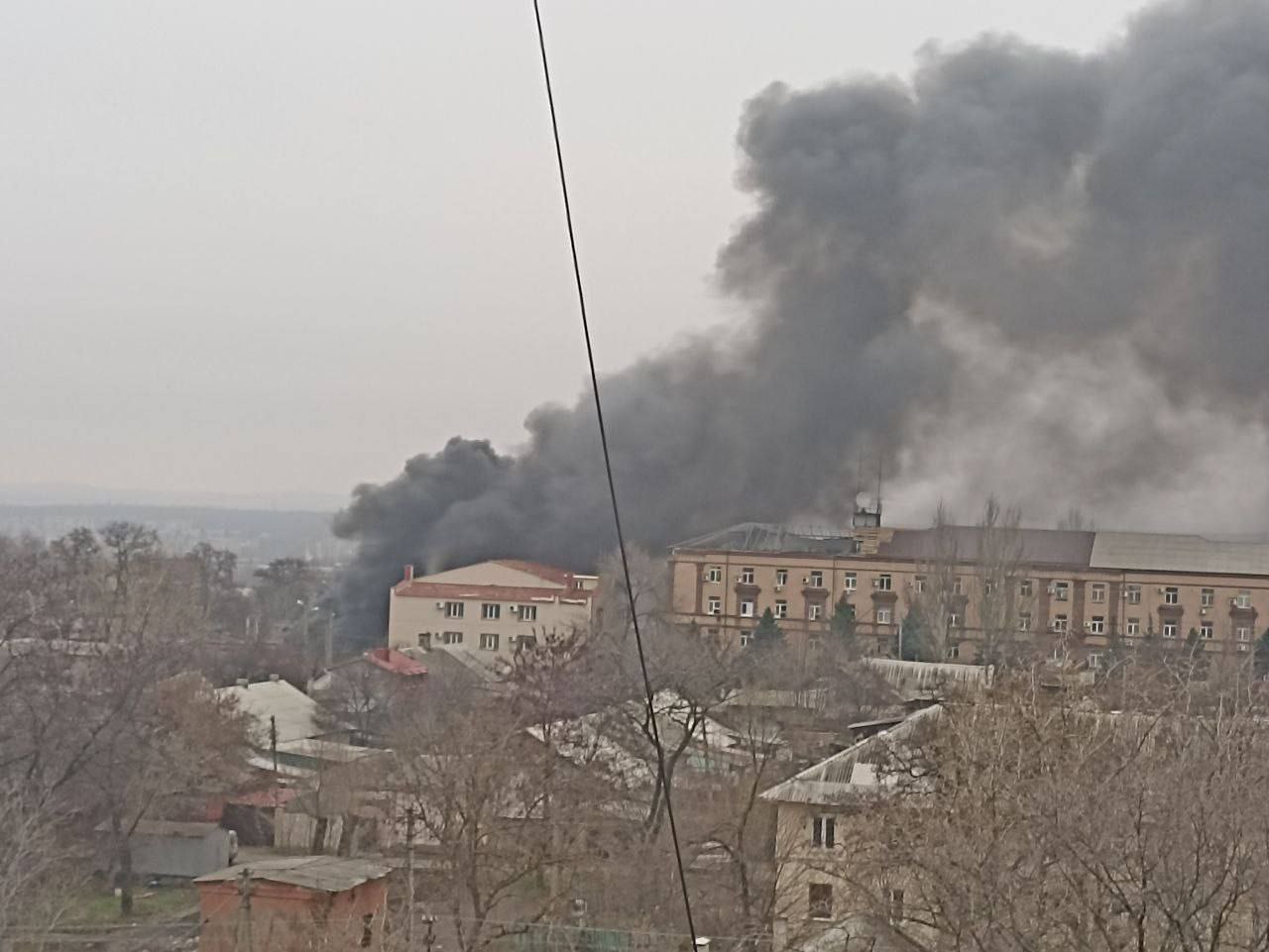 В Донецьку спалахнула масштабна пожежа. Дим видно з боку нафтобази
