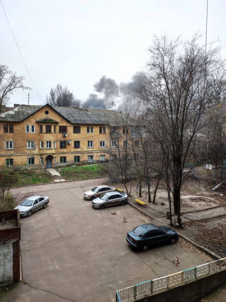 В Донецьку спалахнула масштабна пожежа. Дим видно з боку нафтобази