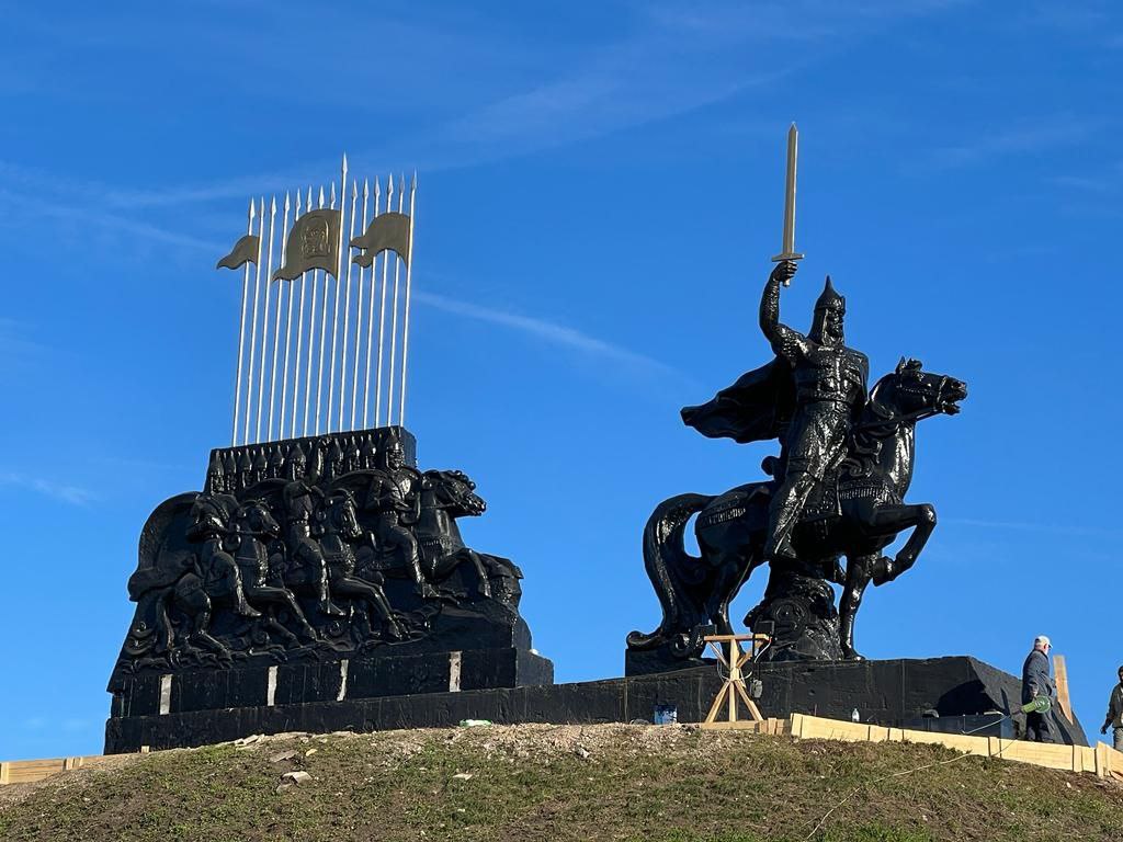 В Станиці Луганській увімкнули підсвітку пам’ятнику князю Ігорю. На церемонію приїхали функціонери з Кремля