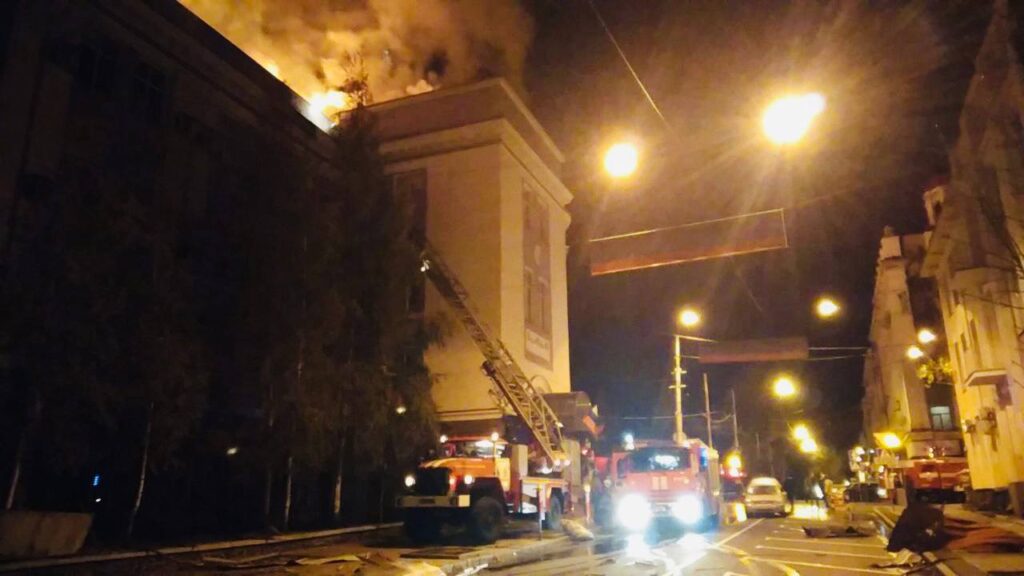 Вночі в Донецьку горіло приміщення управління залізниці. Окупанти скаржаться на Окупанти скаржаться на HIMARS
