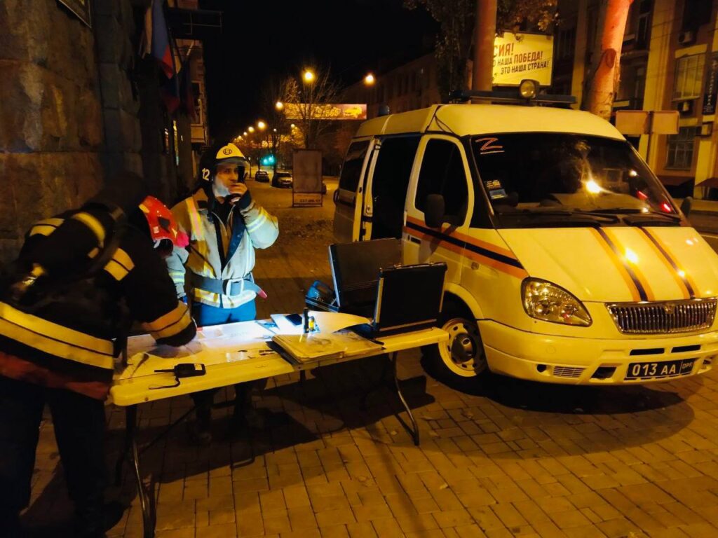 Вночі в Донецьку горіло приміщення управління залізниці. Окупанти скаржаться на Окупанти скаржаться на HIMARS