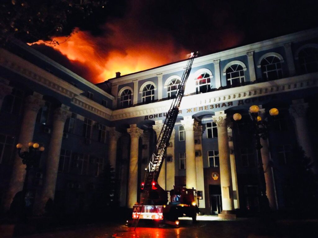 Вночі в Донецьку горіло приміщення управління залізниці. Окупанти скаржаться на Окупанти скаржаться на HIMARS
