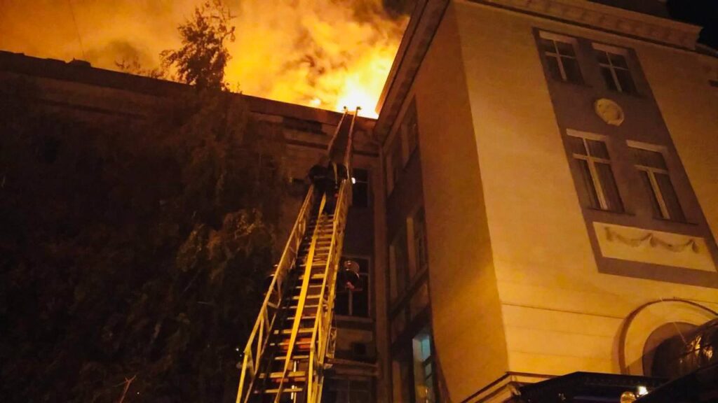 Вночі в Донецьку горіло приміщення управління залізниці. Окупанти скаржаться на Окупанти скаржаться на HIMARS