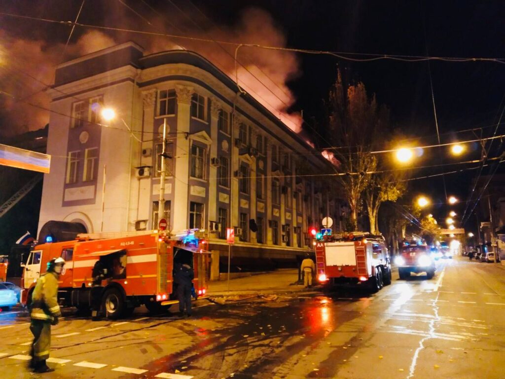Вночі в Донецьку горіло приміщення управління залізниці. Окупанти скаржаться на Окупанти скаржаться на HIMARS