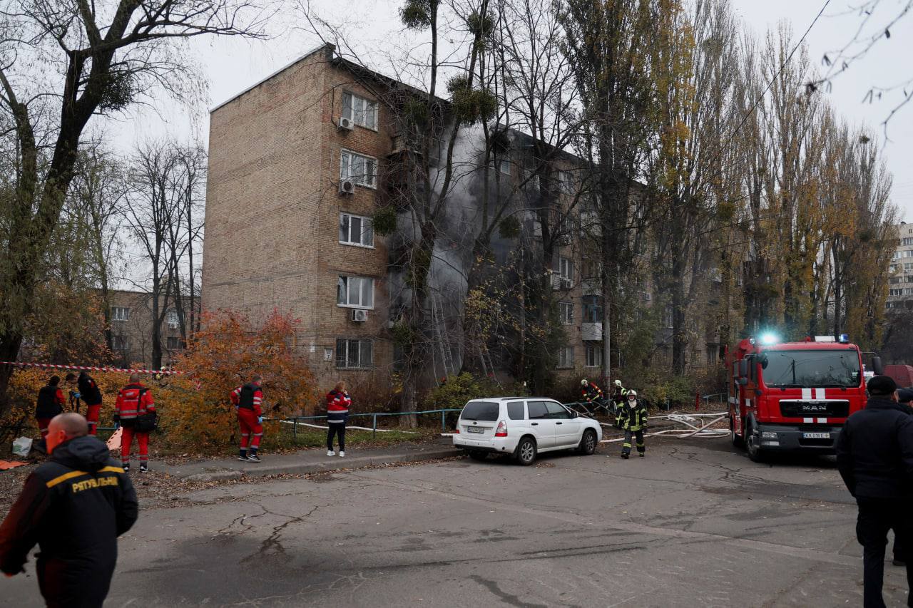 Російські ракети влучили в житлові будинки в Києві. Працює ППО