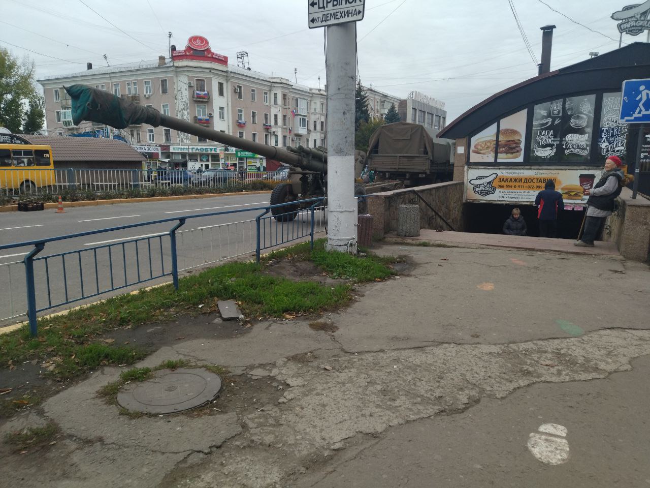 Пішли за пиріжками. В центрі Луганська сфотографували “припарковану” гаубицю