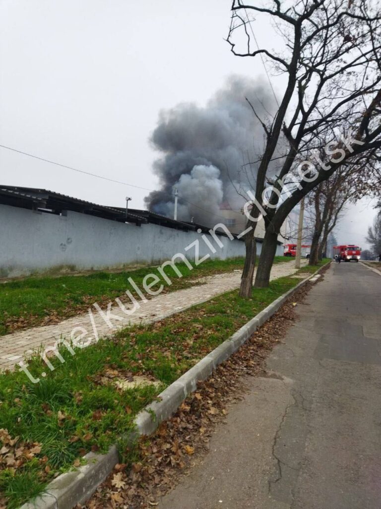 В Донецьку спалахнула масштабна пожежа. Дим видно з боку нафтобази