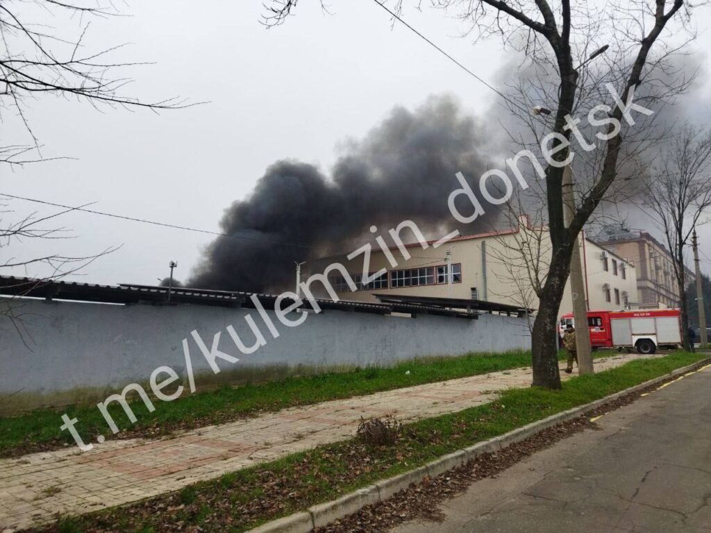 В Донецьку спалахнула масштабна пожежа. Дим видно з боку нафтобази