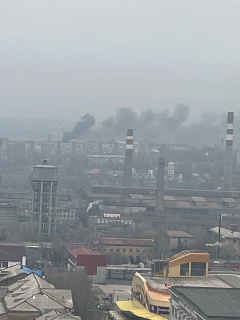 В Донецьку спалахнула масштабна пожежа. Дим видно з боку нафтобази