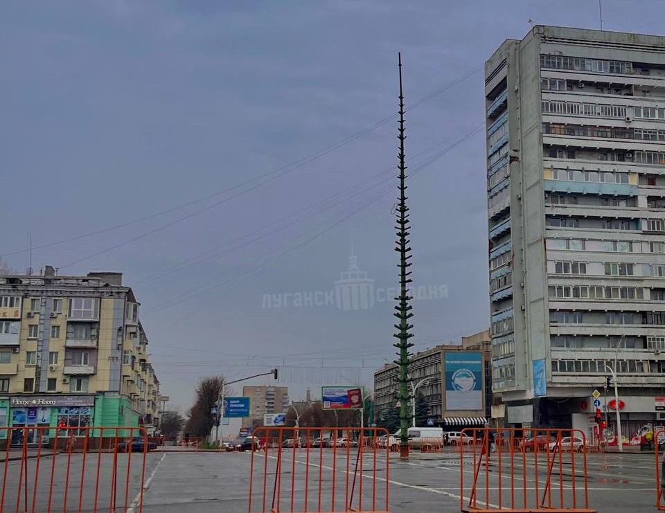 В Луганську почали встановлювати ялинку на Театральній площі. Огорожу поряд вже протаранила авто