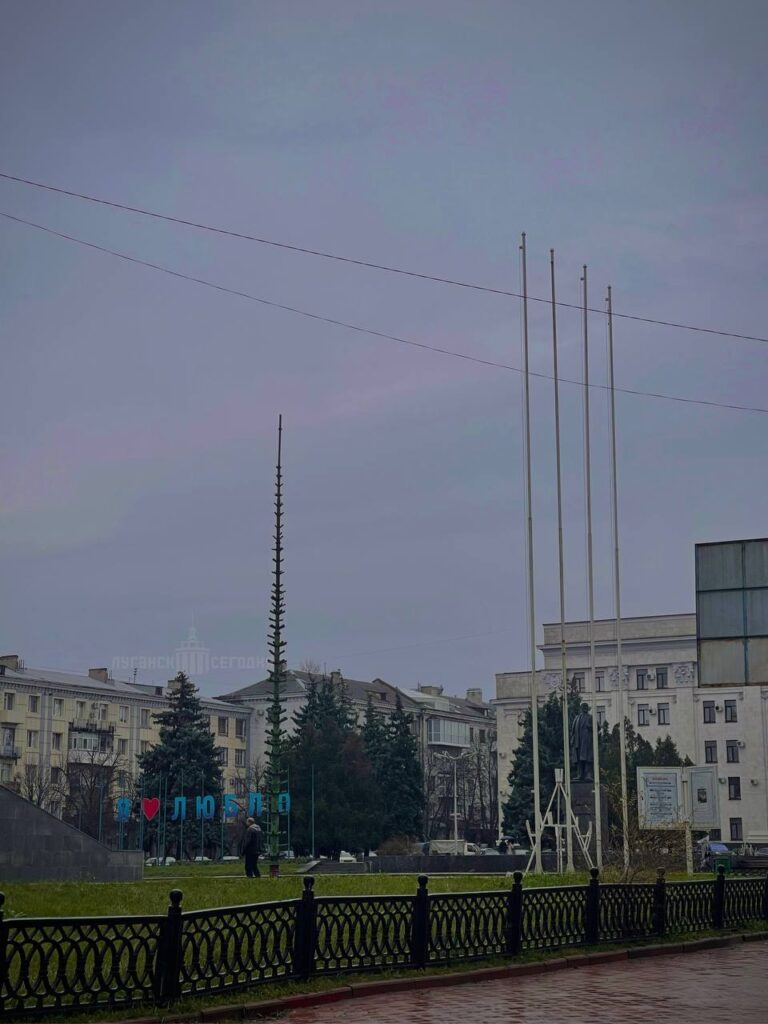 В Луганську почали встановлювати ялинку на Театральній площі. Огорожу поряд вже протаранила авто