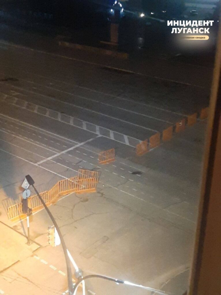 В Луганську почали встановлювати ялинку на Театральній площі. Огорожу поряд вже протаранила авто