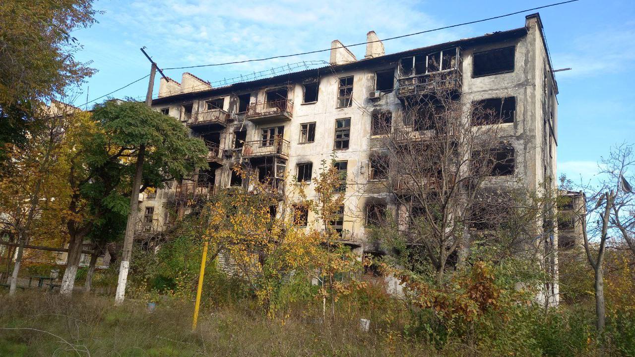 Окупанти знайшли в Маріуполі вцілілі квартири та збираються селити туди тих, хто залишився без житла