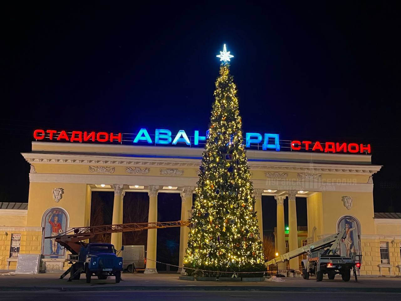 В Луганську одна ялинка буде в кольорах російського прапору, а іншу встановив російський банк