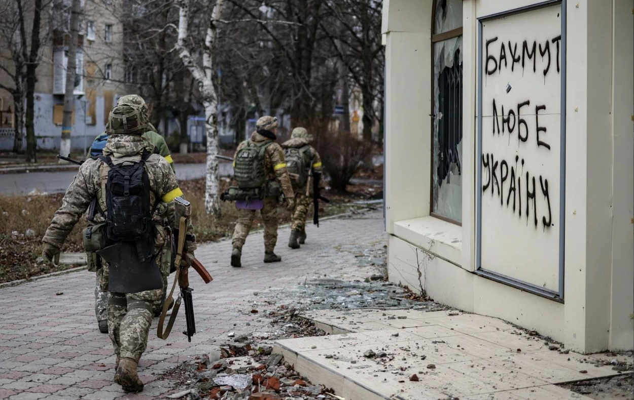 Зеленський приїхав в Бахмут та нагородив українських воїнів