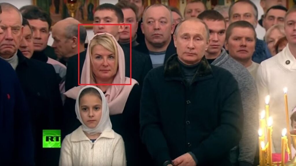Путін записав новорічне звернення на фоні військових. Серед них вже знайшли “акторку”, яка була “вірянкою” та “рибачкою”